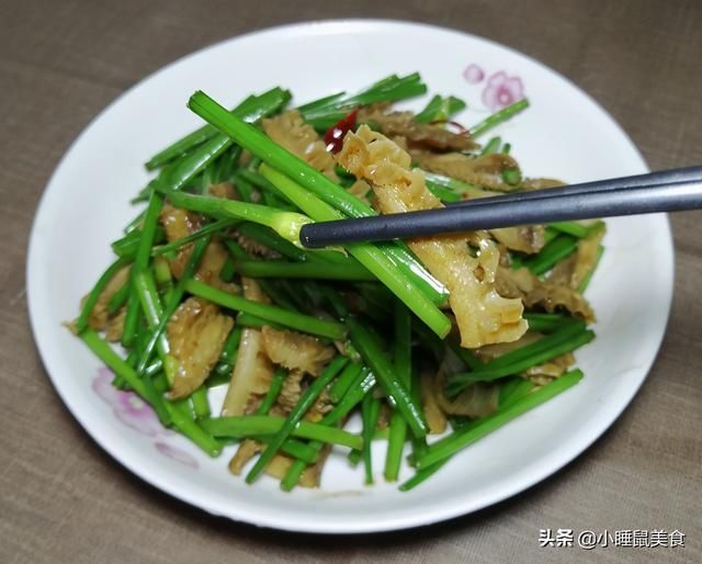 好吃|教你超简单爆炒牛肚丝的家常做法，多做这一步，香辣好吃又下饭
