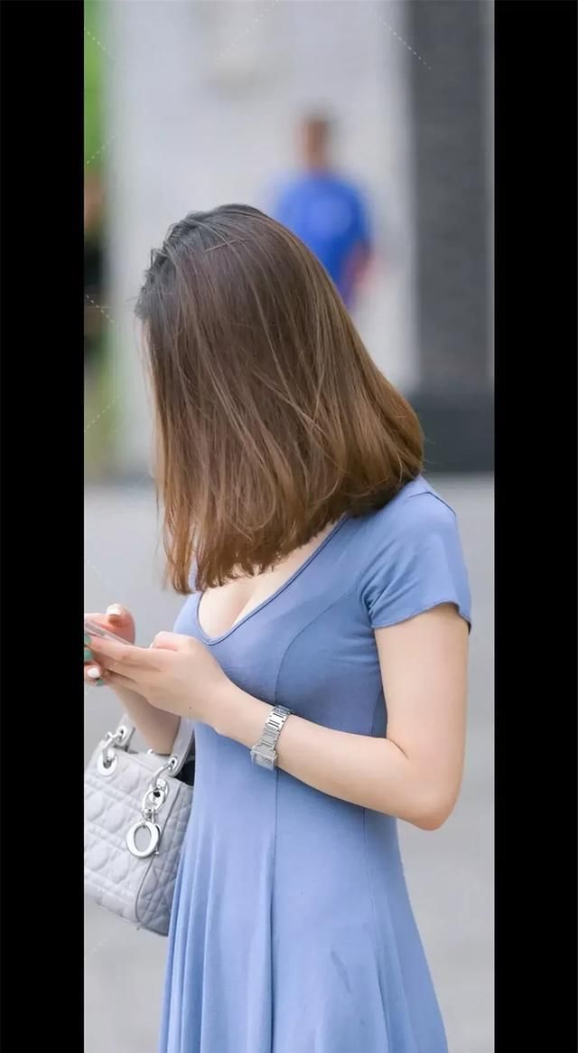 肤色|街拍时尚美女,蓝色长裙既舒服又小清新还显着肤色白