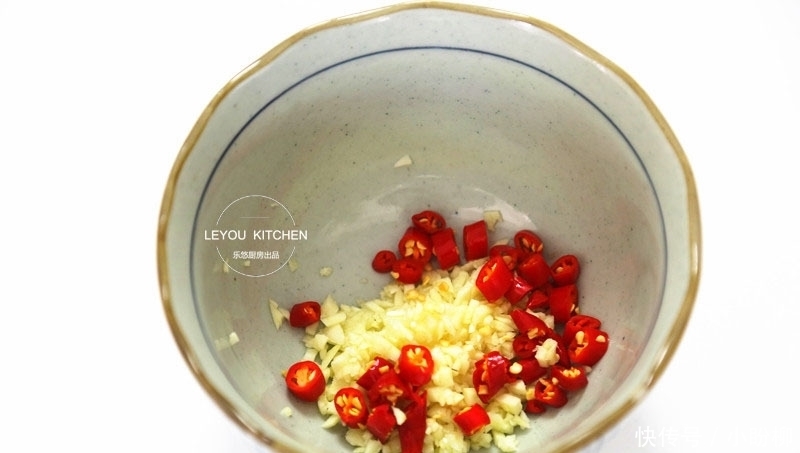 生吃莴笋,比炒着吃口感更脆,做法简单,几步就可以上桌