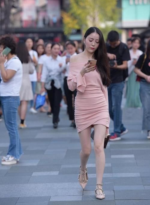 小姐姐 吊带连衣裙搭配粉色高跟鞋，贴身舒适，展现简约纯正的时尚感
