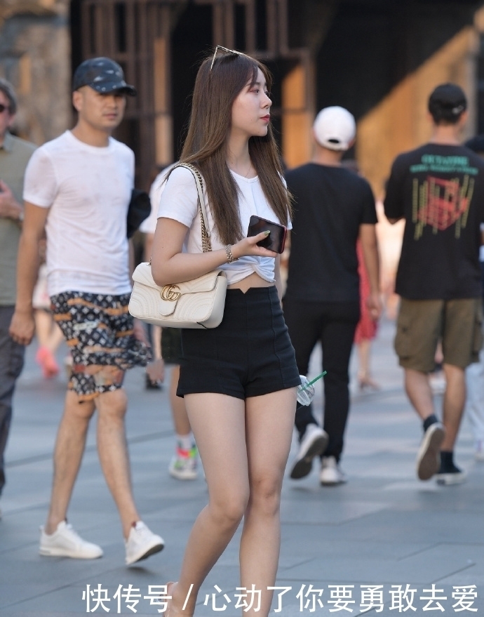 追求时尚|爱美的年纪,时尚姑娘选择短裤装展现外在美