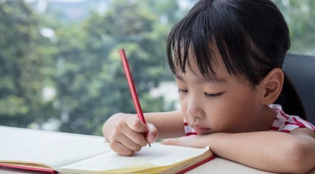 写作业|“打断式”陪娃写作业,伤害比你想的更严重,父母还不知悔改