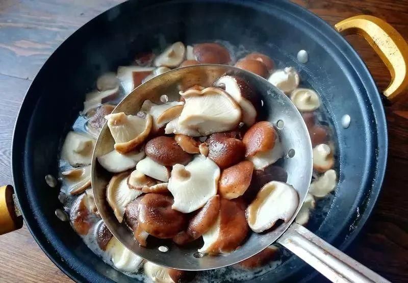 腐竹泡|腐竹、香菇和鸡翅这样搭配,营养全面孩子爱吃!赶紧学起来吧~