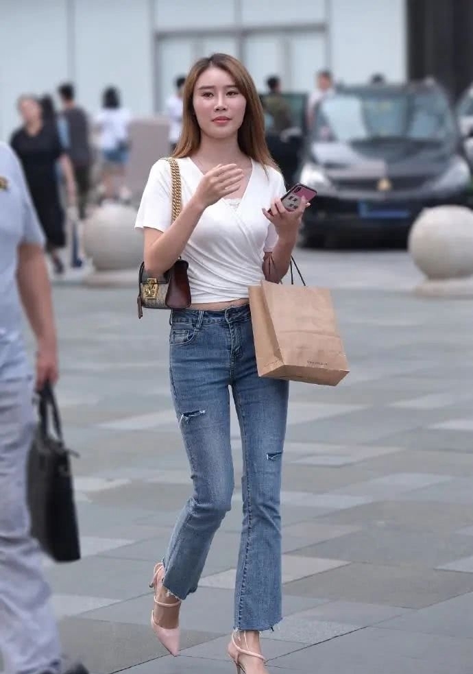 街拍|街拍美图牛仔裤穿搭也要追求个性，这样才能够美的出众