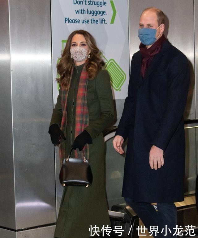 凯特|凯特王妃穿蓝色大衣和威廉王子车站秀时尚,时尚拉风,太有风度