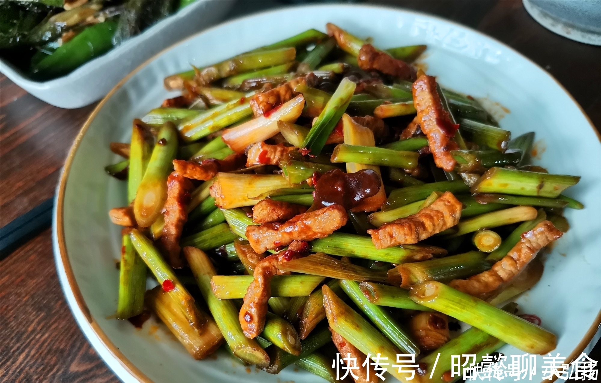 腌糖蒜|三口之家的周末晚餐,三菜一汤,夏季这样搭配,下饭下酒都不错