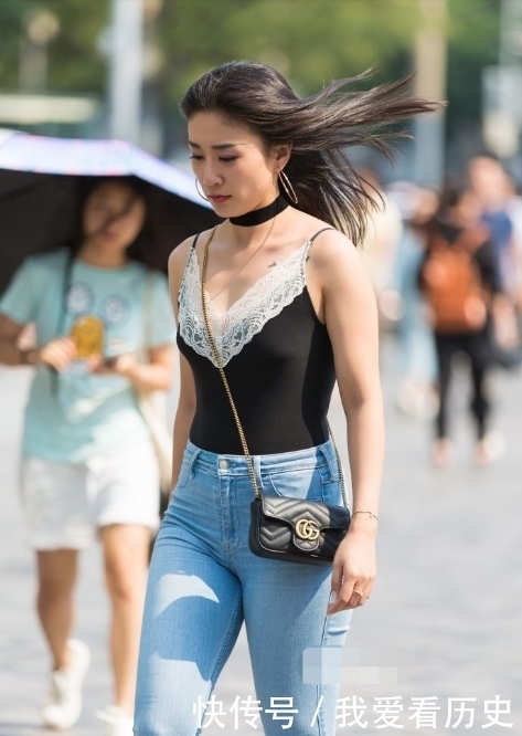 清纯|路人街拍:穿着清新洋气气质清纯的小姐姐,不失妩媚不失时尚!