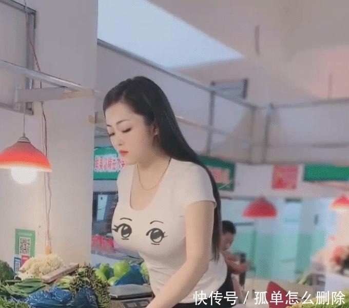菜市场买胡萝卜的美女, 看起来好贤惠！