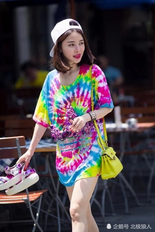 街拍,气质如画的靓丽佳人,唯美穿搭引领时尚潮流,展现最美好的一面