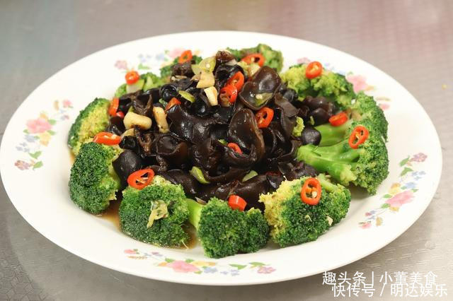 炒木耳时,噼里啪啦真吓人!多做1步,木耳不溅油更好吃