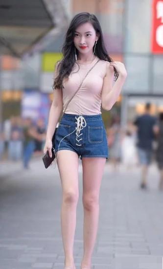 紧身牛仔裤|街拍:无袖衬衫搭配高腰牛仔裤,信心十足,气质佳