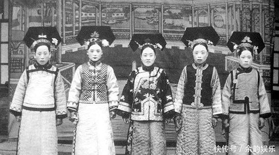 孙女|晚清罕见老照片:图1奶奶给孙女裹小脚,图4八国联军街上强抱妇女