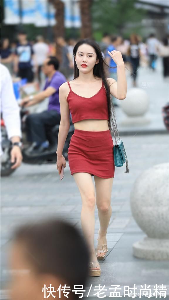 街拍:针织面料也可以在夏季穿，这么穿搭，别样的风情就展示出来了