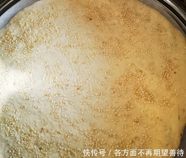 千层杂粮发面饼,外边金黄酥香,里面柔软分层