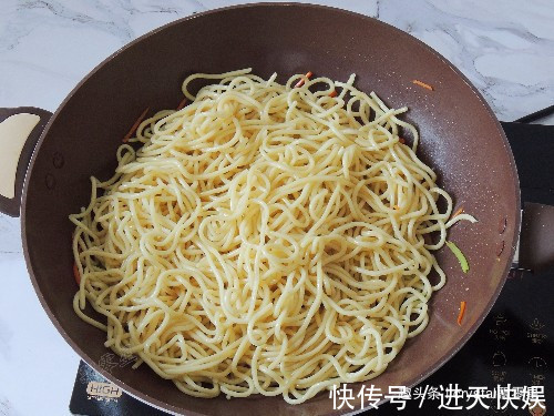 炒面的正确做法，根根分明，好吃不粘锅，连吃一星期都不腻