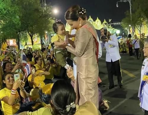 母亲|42岁苏提达是好母亲将小女孩高高举起,担心被奢华腰封划伤