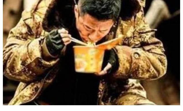 年轻人|躺平VS不会吧，白岩松惹怒全网的背后，是年轻人“希望”的茫然和无力“挣扎”的生活