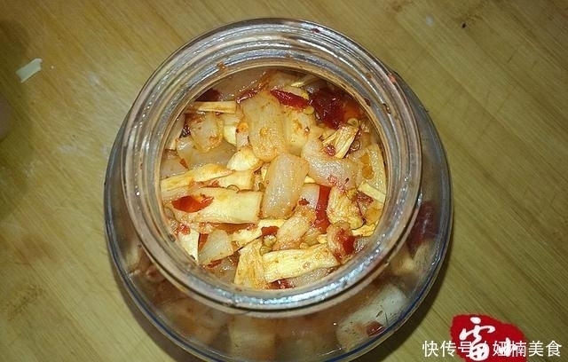 郫县豆瓣酱|腌了一瓶萝卜,家人一顿就吃光了,太好吃,又腌了一瓶!