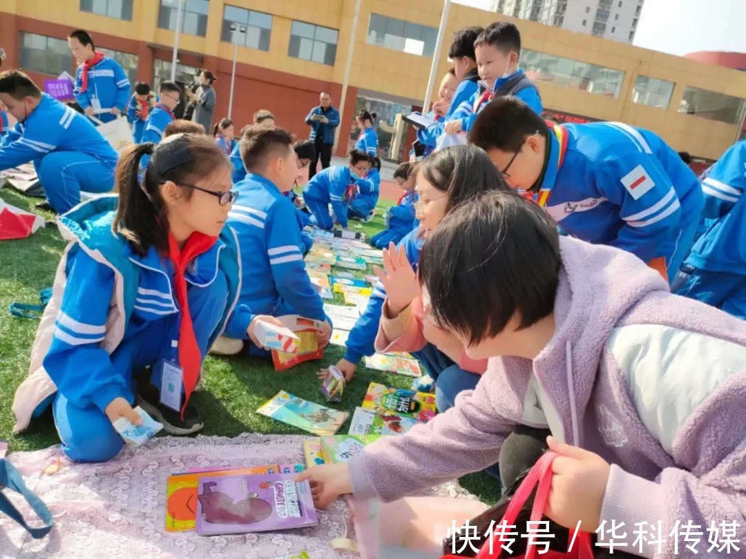 好书@山东省济宁学院附属小学举行读书节图书跳蚤市场活动