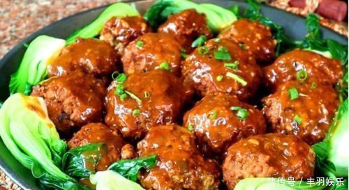 红烧狮子头,肉质鲜嫩,软糯多汁儿,忍不住流口水,和米饭绝配