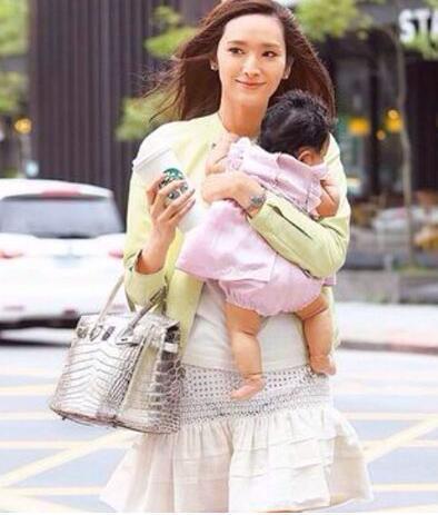 图解|家长这样抱孩子,当心娃以后驼背、高低肩,图解4种正确抱娃姿势