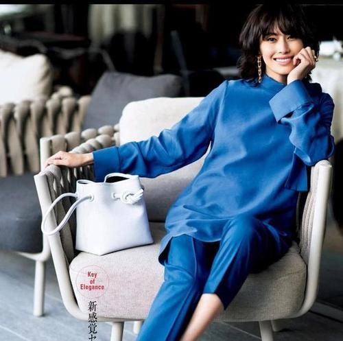 五六十岁的女人,剪短发要怎么烫?选择这两种烫发方式,不显老