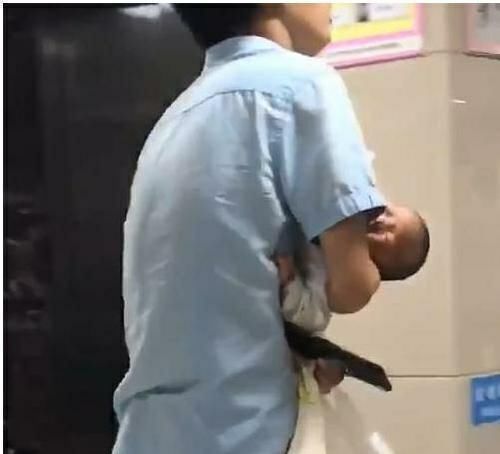 宝爸|“人贩子爸爸”走红,抱着亲生儿子如同偷娃,神情慌张让人忍不住想笑
