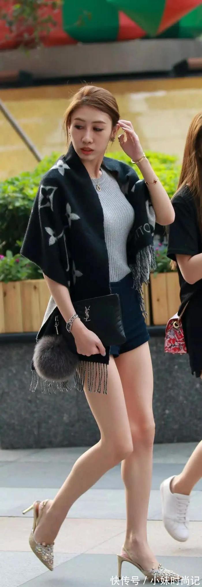 超短牛仔裤|穿针织衫搭配超短牛仔裤的女人,尽显成熟的魅力!