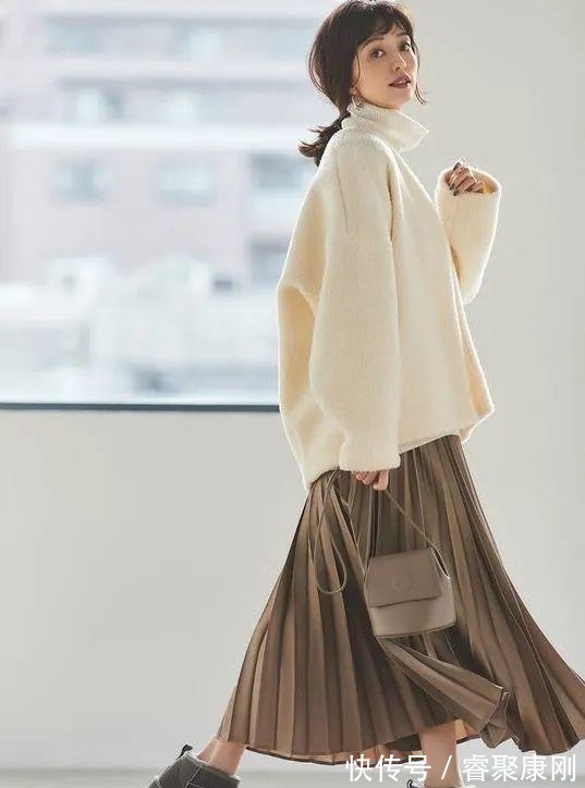 随性|卫衣+半裙=早秋最火混搭套路,时髦又有女人味