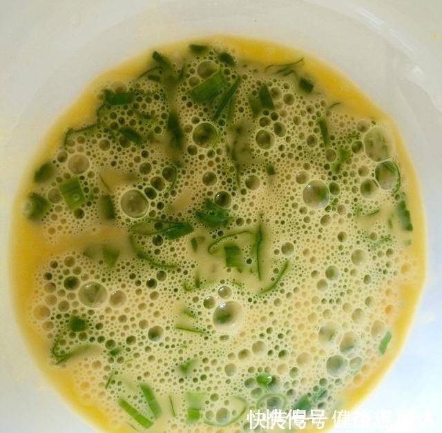 鸡蛋|做鸡蛋时,直接下锅难怪难吃,多加这一步,鸡蛋软滑鲜嫩不粘锅