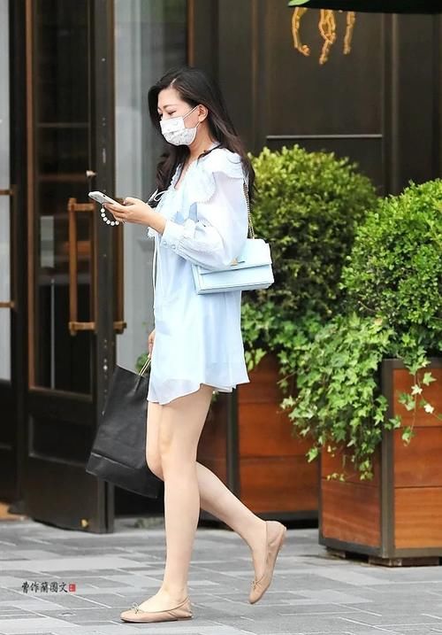 鞋子|街拍：浅口平底鞋美女，掩饰不住的轻熟风