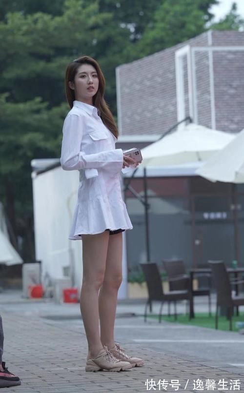 女孩 腿长的女孩就是漂亮,穿“衬衫式连衣裙“秀身材,性感又高雅