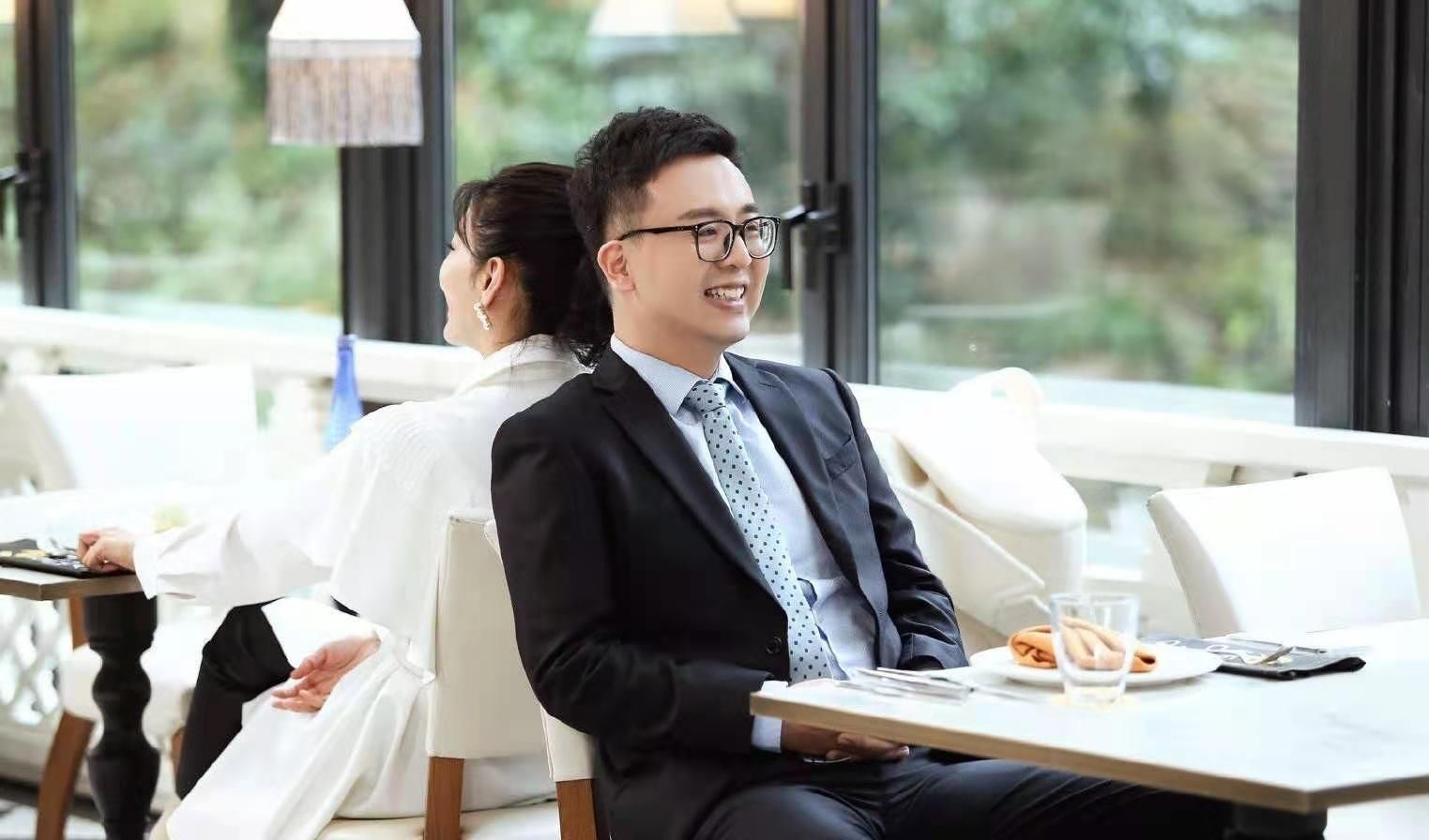 黄奕参加婚恋综艺节目，节目组首播就出洋相，素人嘉宾又翻车