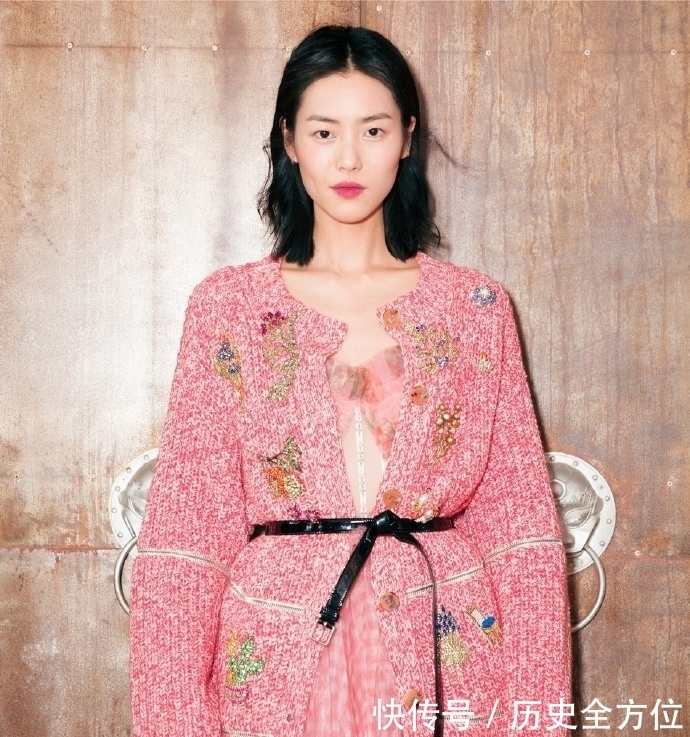 一字|刘雯穿黑色一字肩连衣裙走时装周,气质优雅大方,意外被发型抢镜