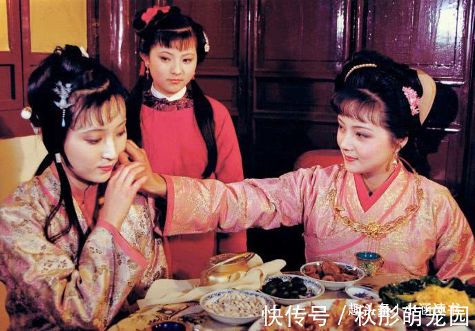 莺儿!林黛玉和薛宝钗谁是好女孩?三次赌钱,将两人分得一清二楚