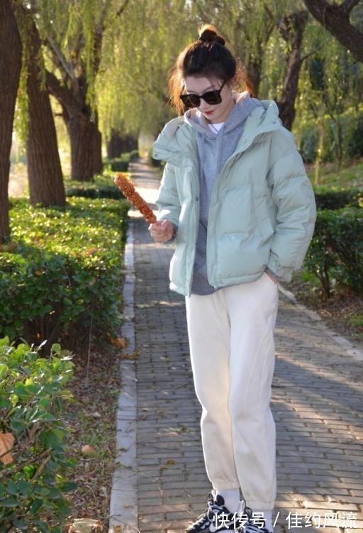 小姐姐 今年流行“羽绒服+小白裤”,保暖舒适又清爽,日常百搭不挑人