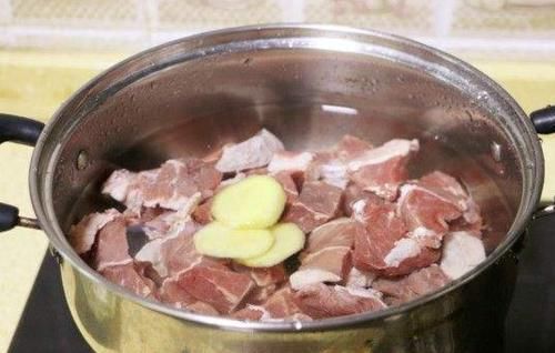炖牛肉时,只知道焯水是错的多加几步,牛肉更软烂入味,无腥味