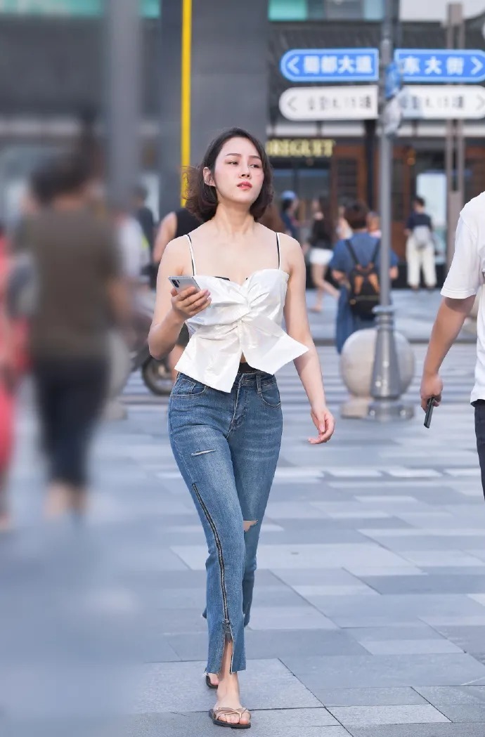 穿牛仔裤的时尚女生