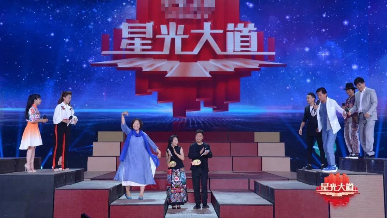 尼格买提|她是《星光大道》最惨冠军,曾在春晚压轴,如今却在街头卖唱?