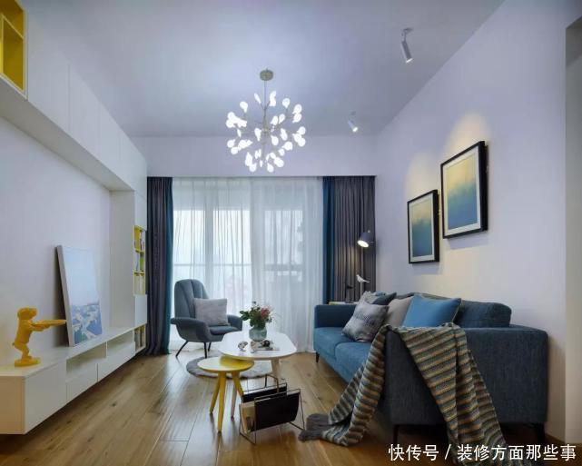 两个字|86平以驼掌舵,客厅枝形状的吊灯、实木地板、各种色彩的碰撞