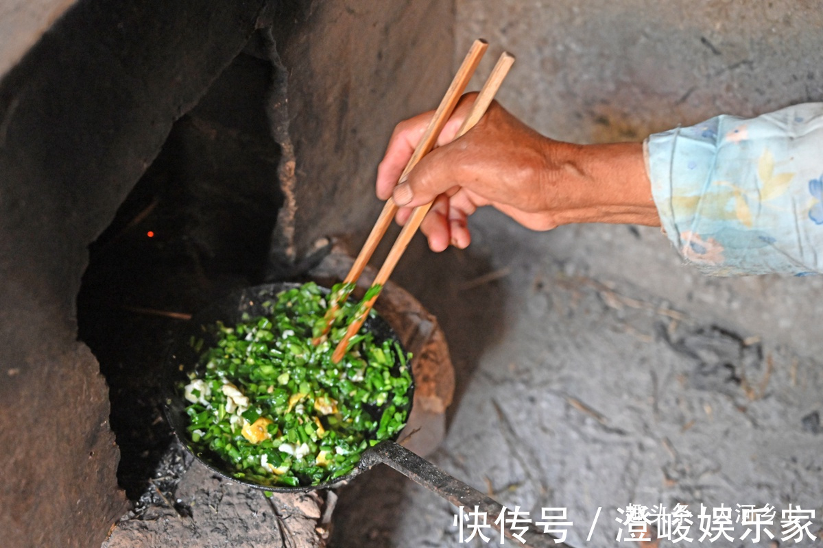 农村大娘炒菜不用锅，一把舀饭勺搞定，炒一勺菜夫妻二人吃不完