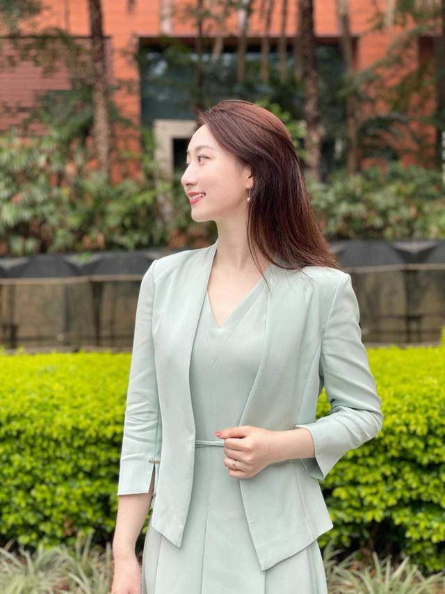 时尚博主|初秋，梨形身材和成熟脸怎么穿？浅蓝色西服搭配连衣裙，温柔优雅