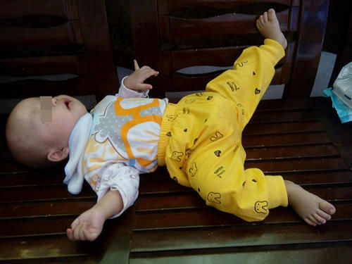 宝宝|宝宝睡觉为什么总爱“抽抽”?并不是魇着了,而是因为莫罗反应