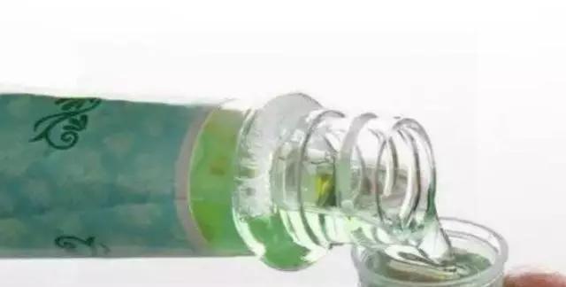 夏天毛巾黏糊糊有汗臭味，只需用它泡一泡，毛巾瞬间皎白如新