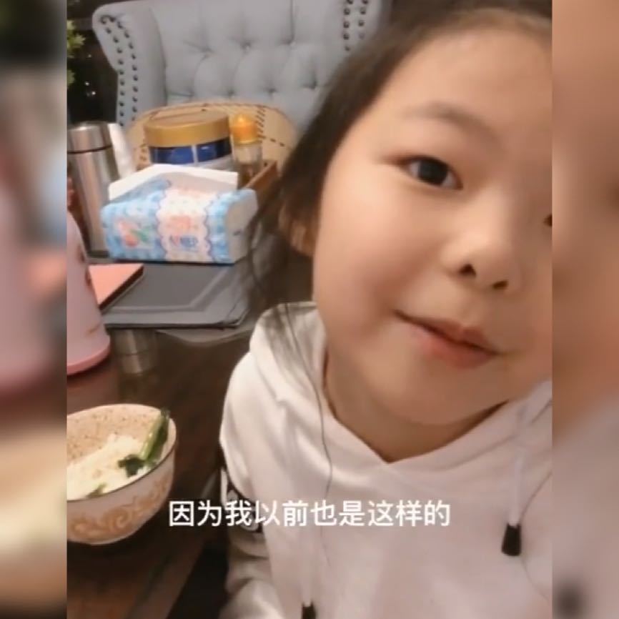 父母|姐姐当着父母面拆穿妹妹火了,网友姐姐为了争宠不惜拆穿自己