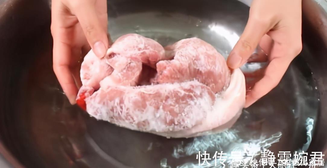 解冻肉先泡水就错了,肉店老板教我一招,迅速解冻吃着跟鲜肉一样