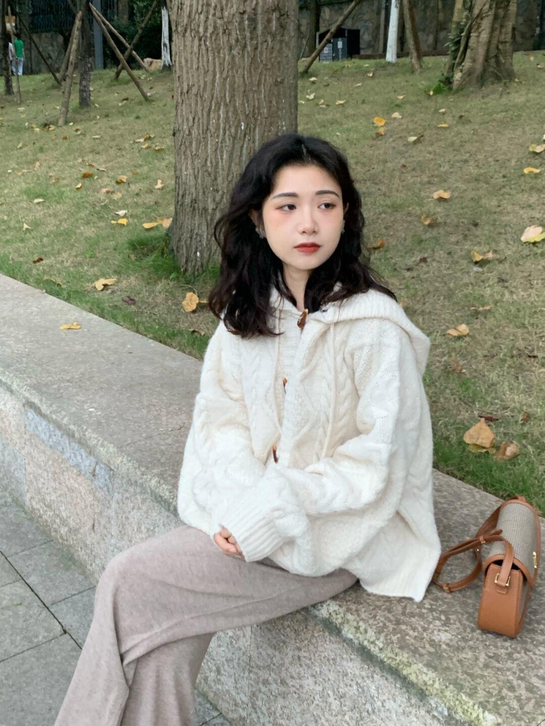 穿搭 秋冬,一件条纹衬衫让你美出新高度,搭配白色直筒裤,高级又洋气