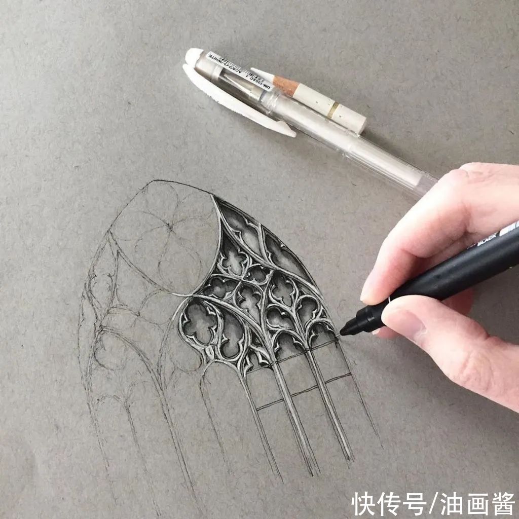 素描@英国女孩手绘哥特式建筑，复杂精致的素描令人吃惊，质感绝了