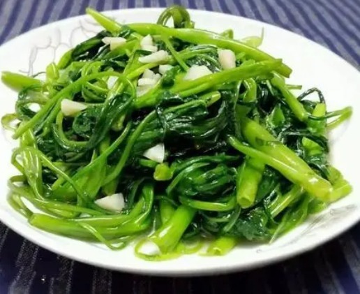 炒空心菜的窍门,炒前多做一步,嫩绿不发黑百吃不厌