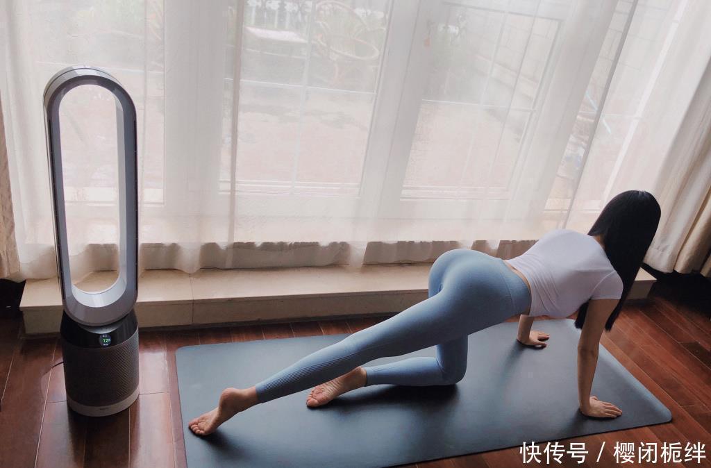 街拍打底裤小姐姐显女性高贵优雅的魅力，舒适不失个性